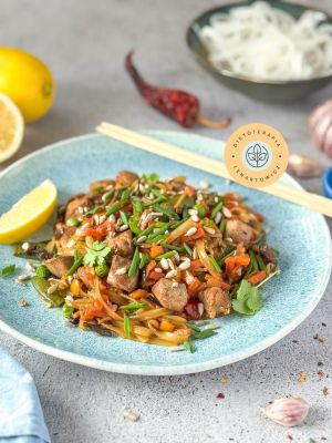 Obiad w stylu orientalnym z makaronem, kurczakiem, fasolką i przyprawami. Dietetyczny i sycący.