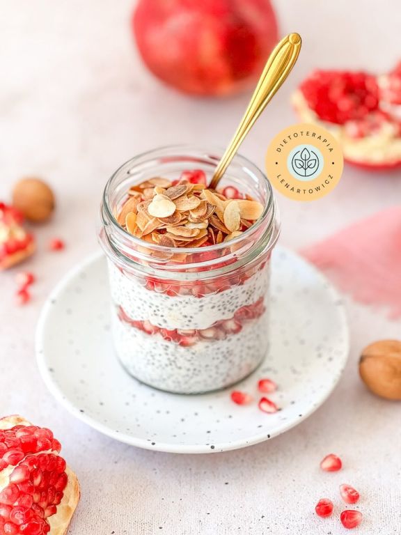 Pomysł na sycące dietetyczne śniadanie. Pyszny posiłek jak deser z granatem, chia i migdałami.