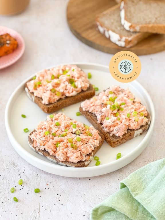 Pomysł na szybkie zdrowe śniadanie z łososiem.