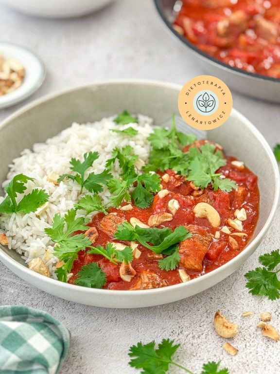 Przepis obiadowy w stylu orientalnym, posiłek o niskim indeksie glikemicznym z kurczakiem i ryżem.