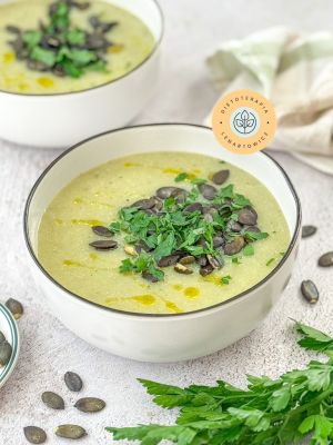 Pomysł na ciepłą kolację, którą polubi cała rodzina. Zupa krem z warzyw, z oliwą i pestkami dyni.