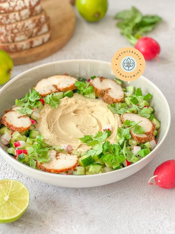 Pomysł na pyszną kolację z warzywami i hummusem, propozycja od dietetyka dla osób z problemami z glikemią.