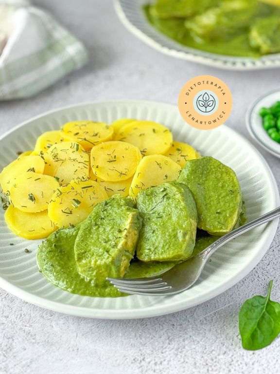 Szybki obiad z kurczakiem w sosie z zielonego groszku i szpinaku z ziemniakami.