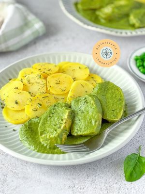 Szybki obiad z kurczakiem w sosie z zielonego groszku i szpinaku z ziemniakami.