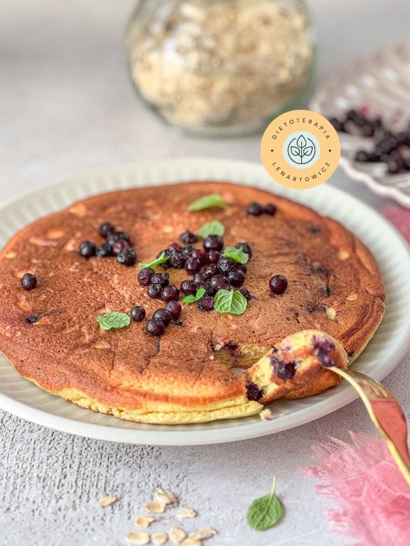 Przepyszny, puszysty omlet z jagodami. Niezwykle sycący i dietetyczny.