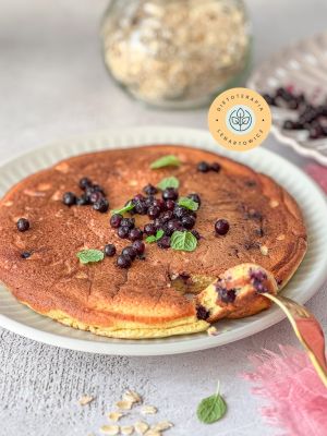 Przepyszny, puszysty omlet z jagodami. Niezwykle sycący i dietetyczny.