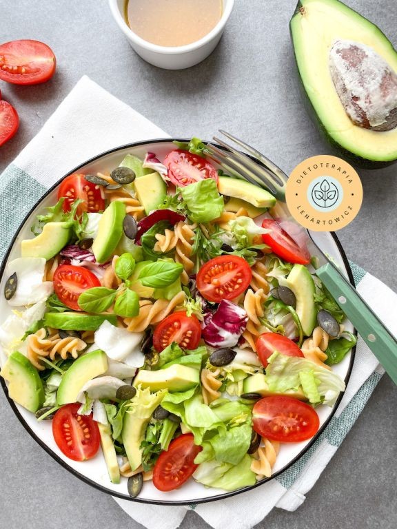 Prosty przepis na jesienny lunchbox z saÅatÄ, pomidorkami, makaronem i pestkami dyni.