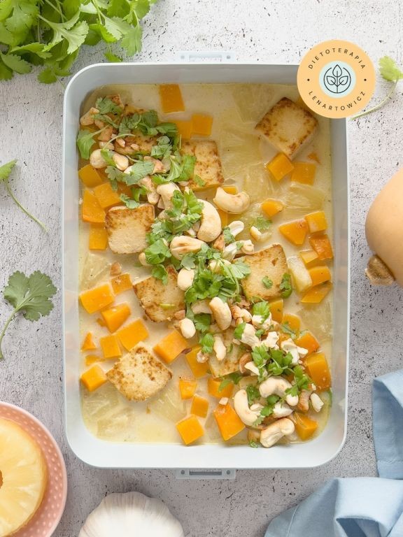 Przepyszny obiad w orientalnym stylu, przygotowany w pudeÅku do zabrania na wynos. Wege posiÅek dla zapracowanych.