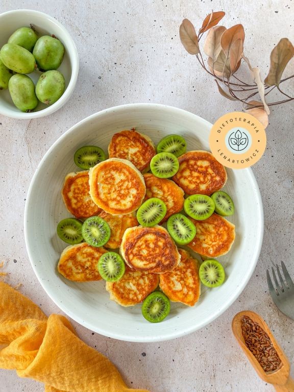 Placuszki bez mÄki, z ricottÄ, mielonymi migdaÅami, siemieniem lnianym i kiwi. Idealne sÅodkie Åniadanie dla dziecka od dietetyka klinicznego.