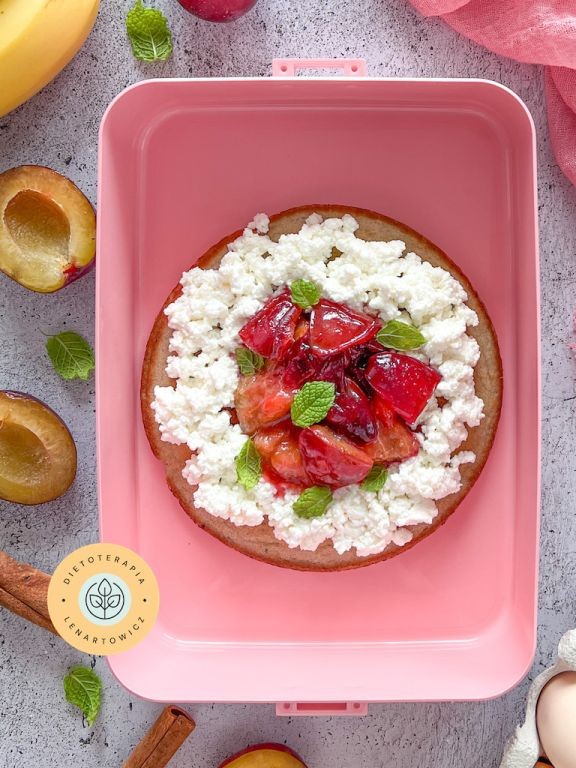 Pomysł na śniadanie dla dziecka lub do zabrania do szkoły czy pracy. Nietypowy omlet z twarożkiem, śliwkami i cynamonem.