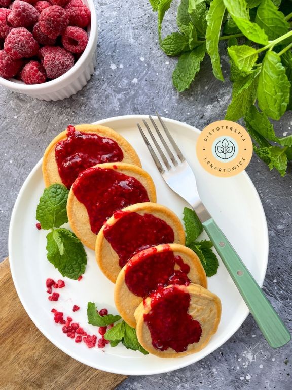 Puszyste pancakes z wysoką zawartością białka, bardzo syte. Pomysł na śniadanie na słodko dla dziecka i dorosłego.
