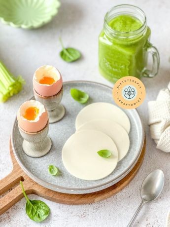 WysokobiaÅkowe Åniadanie z zielonym koktajlem, biaÅym serkiem i jajkami. Propozycja od dietetyka klinicznego.