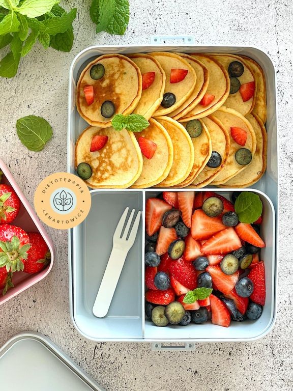Szybkie śniadanie na słodko z owocami, niskowęglowodanowe pancakes ze skorem w sam raz dla dzieci.