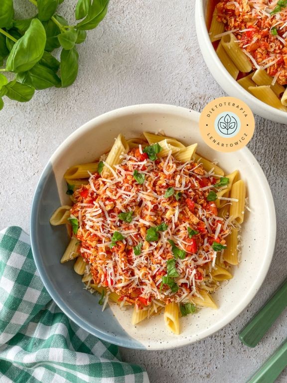 Makaron z sosem bolognese bez mięsa. Szybki obiad od dietetyka.