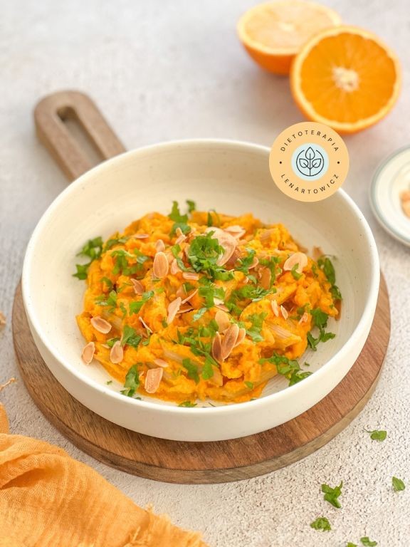 Makaron penne z obłędnym sosem na bazie marchewki i fety, bogactwo witamin A i E oraz wapnia.