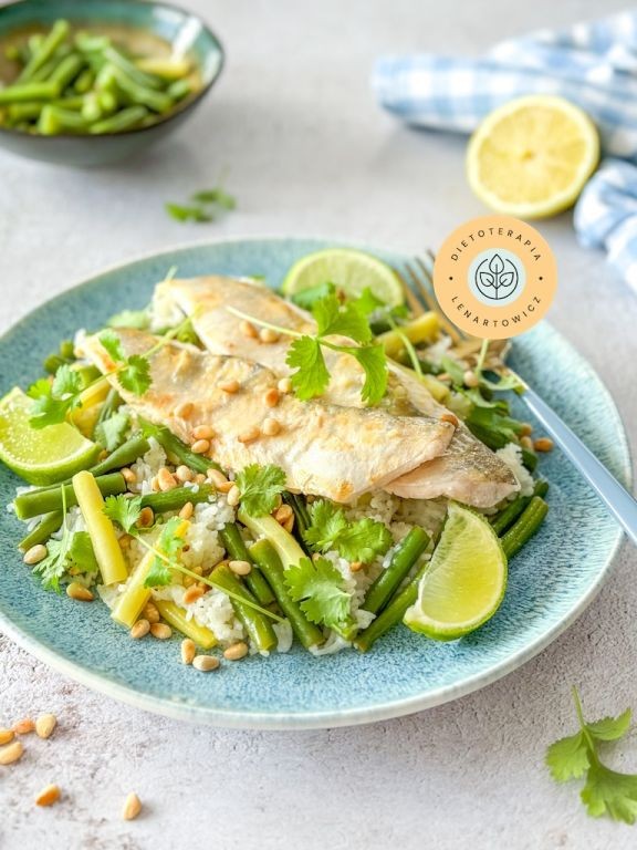 Danie obiadowe z rybÄ, fasolkÄ, ryÅ¼em i aromatycznymi przyprawami, idealne dla osÃ³b z problemami z glikemiÄ oraz na diecie przeciwzapalnej.