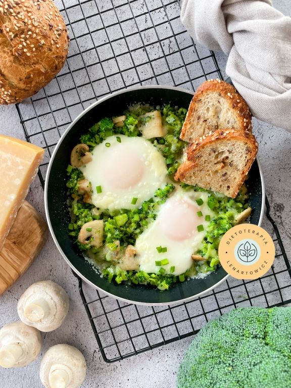 Szybkie, zdrowe i sycące śniadanie, jajka sadzone na warzywach z grzanką.