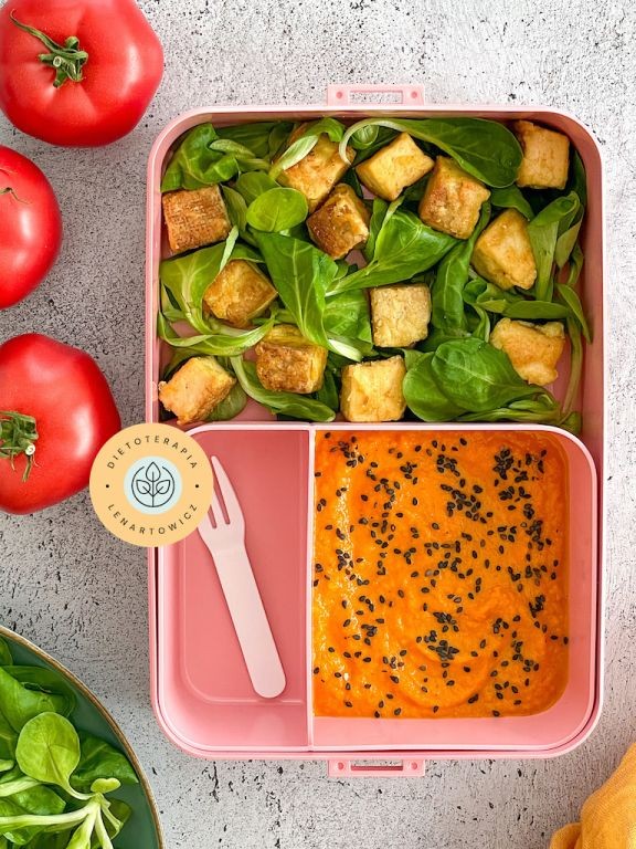 Orientalna saÅatka w pudeÅku z tofu, roszponkÄ, sosem, jajkami, cieciorkÄ. Idealny posiÅek dietetyczny dla wegetarian.