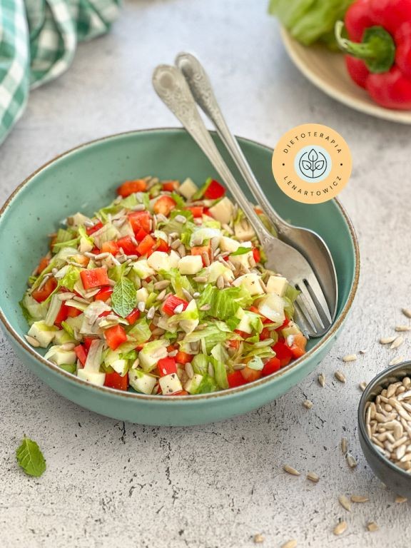 Zdrowa i orzeÅºwiajÄca saÅatka peÅna polifenoli, zdrowe odÅ¼ywianie z dietetykiem klinicznym.