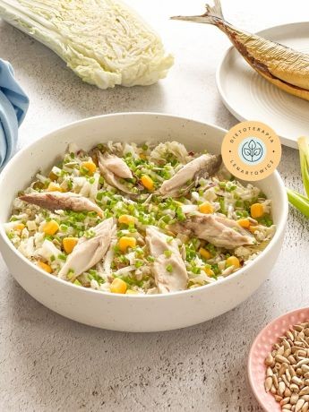 Przepis na saÅatkÄ z makrelÄ z dodatkiem kapusty pekiÅskiej, kukurydzy, cebulki, szczypiorku, majonezu i dodatkÃ³w.