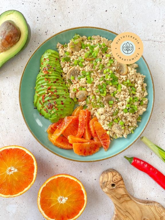 SaÅatka z tofu z pieczarkami, szczypiorkiem, paprykÄ, z dodatkiem awokado i pomaraÅczy. Pyszne Åniadanie wege.