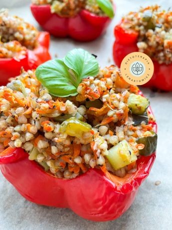 PomysÅ na ciepÅÄ kolacjÄ, lekkÄ i poÅ¼ywnÄ, czerwona papryka faszerowana dodatkami.