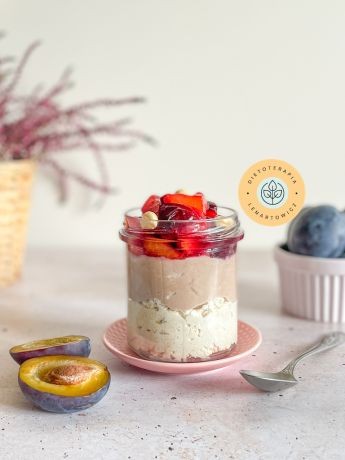 SÅodkie Åniadanie z pÅatkami owsianymi, jogurtem, Åliwkami, kakaem i orzechami. NiskowÄglowodanowe, zdrowe i odÅ¼ywcze.