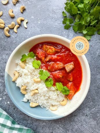 Przepis obiadowy w stylu orientalnym, posiłek o niskim indeksie glikemicznym z kurczakiem i ryżem.