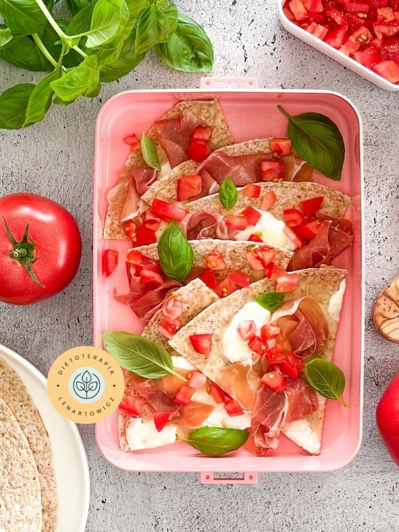 Szybka pizza na spodzie z tortilli, zdrowy posiłek w kilka minut dla osób na diecie niskowęglowodanowej.