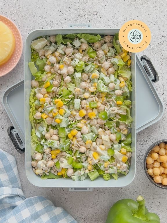 Zdrowa saÅatka wegetariaÅska z cieciorkÄ peÅna wartoÅci odÅ¼ywczych. Bogactwo antyoksydantÃ³w od dietetyka.