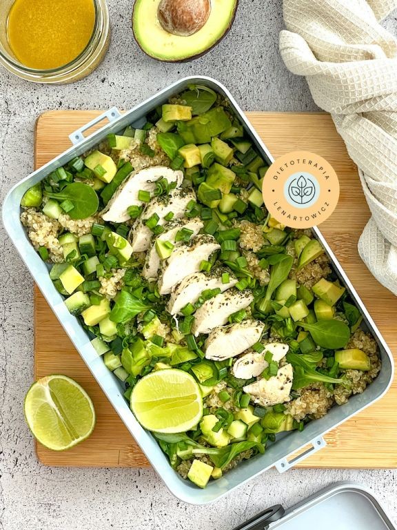 SaÅatka z awokado, komosÄ, ogÃ³rkiem, kurczakiem, dressingiem i dodatkami. Danie do zapakowania na wynos.
