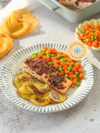 PomysÅ na obiad z rybÄ, pieczony ÅosoÅ z chipsami ziemniaczanymi i marchewkÄ z groszkiem.