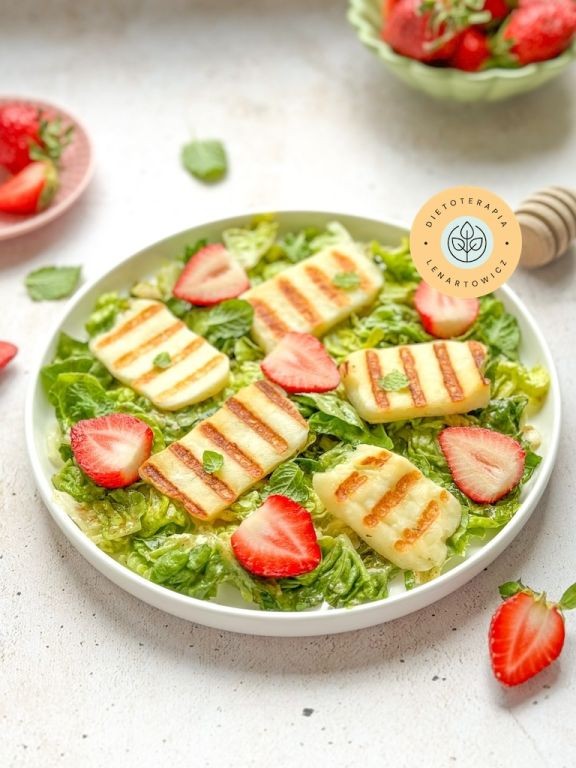 Sałatka z grillowanym halloumi i truskawkami jako propozycja na zdrowa kolację od dietetyka klinicznego.