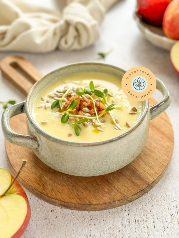 PomysÅ na ciepÅÄ kolacjÄ w postaci kremu z warzyw i jabÅek, przyprawionego sÅonecznikiem, jabÅkiem i kieÅkami.