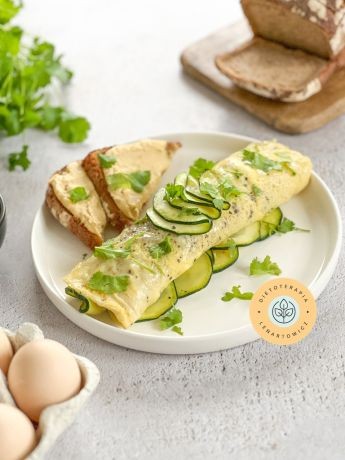 Omlet zawinięty z salsą z cukinii. Pyszne szybkie śniadanie na ciepło od dietetyka klinicznego.