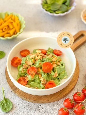 Potrawa wegetariaÅska, szybka w przygotowaniu, na bazie tofu z sosem, migdaÅami i pomidorkami koktajlowymi.