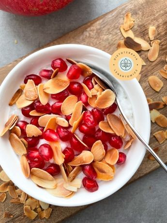 OdÅ¼ywcze Åniadanie na sÅodko z migdaÅami i granatem