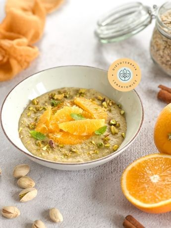 Zdrowe i sycÄce Åniadanie na sÅodko z orzechami, pomaraÅczÄ i pÅatkami owsianymi. Danie z gotowej diety wegetariaÅskiej.