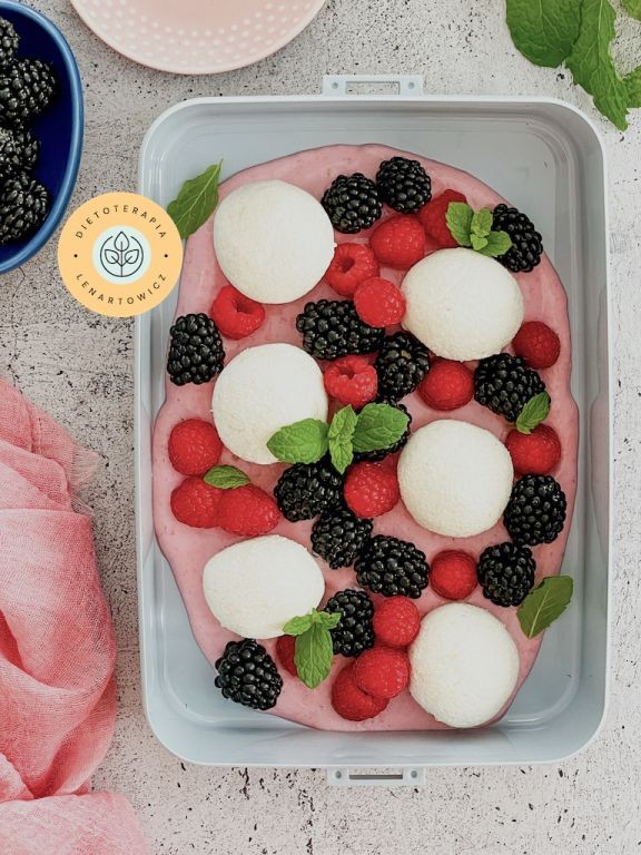 Propozycja na zdrowe Åniadanie z twarogiem, skyrem i owocami, doskonaÅe do zabrania do pracy lub szkoÅy.