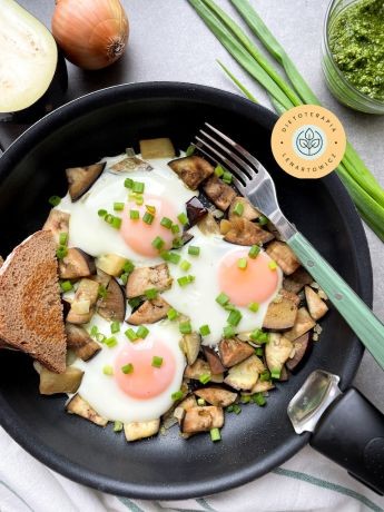 Pomysł na zdrowe śniadanie z jajkami, bakłażanem, tostem i szczypiorkiem.