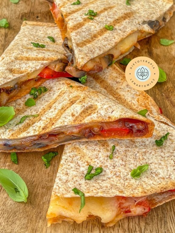 Kieszonki z tortilli zapiekane w z cebulÄ, paprykÄ, pieczarkami i serem. Przepis na  szybkÄ ciepÅÄ i zdrowÄ kolacjÄ z diety od dietetyka klinicznego.