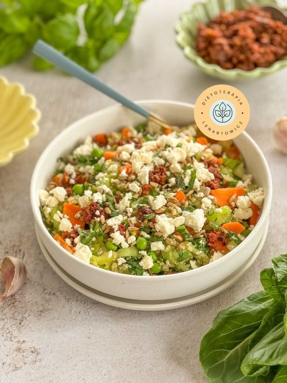 Miska saÅatki peÅna polifenoli i witamin. Propozycja na zdrowy posiÅek od dietetyka klinicznego.