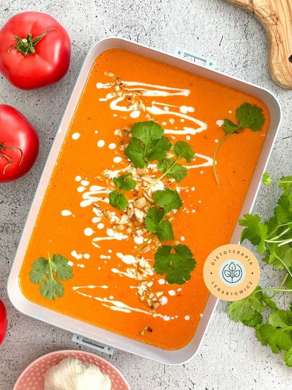Zupa krem z pomidorów i papryki w stylu orientalnym, jako pomysł na zdrową dietetyczną ciepłą kolację.