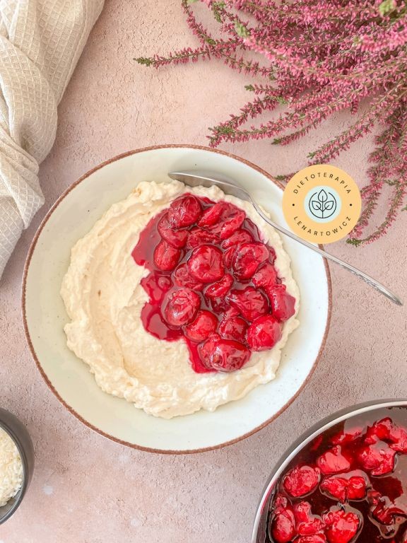 Słodkie śniadanie na szybko dla dziecka, z migdałami, ricottą, wiórkami kokosowymi wiśniami. Przepis w diecie gotowej low carb od dietetyka klinicznego.