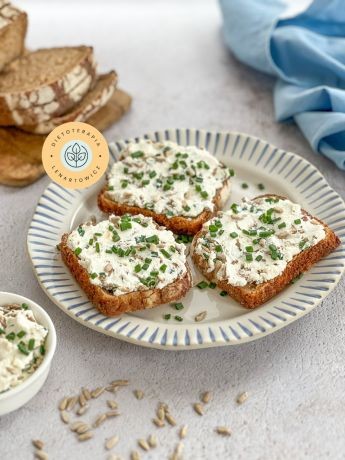 Tosty posmarowane twaroÅ¼kiem ze sÅonecznikiem i szczypiorkiem.