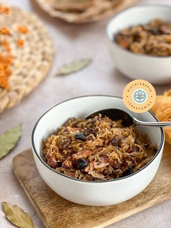 PomysÅ na jesiennÄ kolacjÄ, przepis na bigos z kieÅbaskÄ i ÅliwkÄ, obÅÄdnie pyszny, zdrowy, o niskim indeksie glikemicznym.