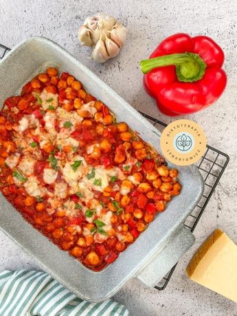 Danie z piekarnika, zapiekana cieciorka z parmezanem, passatą, papryką, posypana bazylią. Zdrowa ciepła kolacja wege.