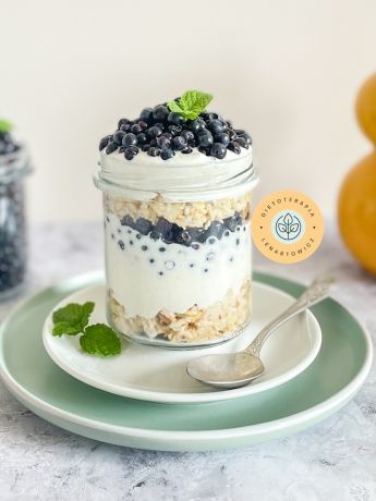 Deser w sÅoiku z jagodami, jogurtem, migdaÅami. PosiÅek o niskim indeksie glikemicznym.