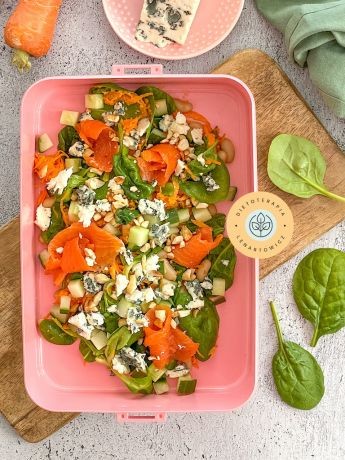 Sałatka z fasolą, łososiem, orzechami, serem, szpinakiem i innymi dodatkami, pełna antyoksydantów, witamin i kwasów omega-3.