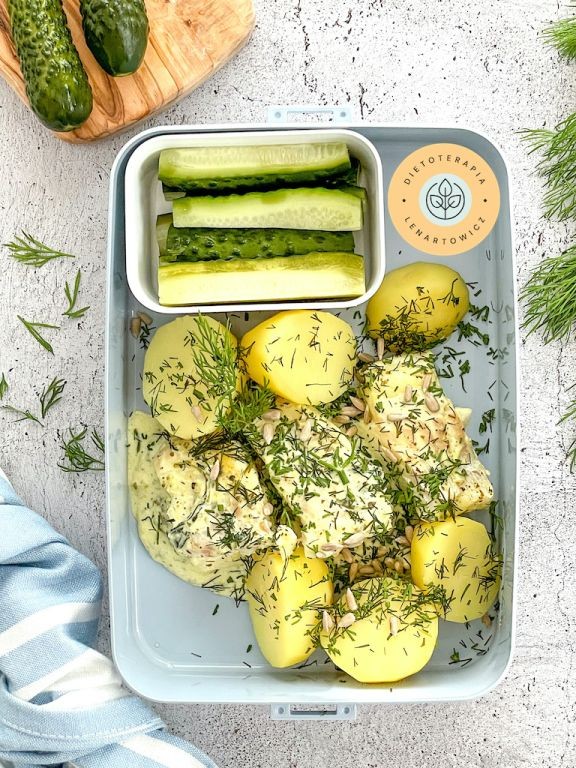 Obiad z rybą, ogórkiem i ziemniakami, danie do zabrania do pracy. Dietetyczny szybki posiłek niskowęglowodanowy z diety low carb.